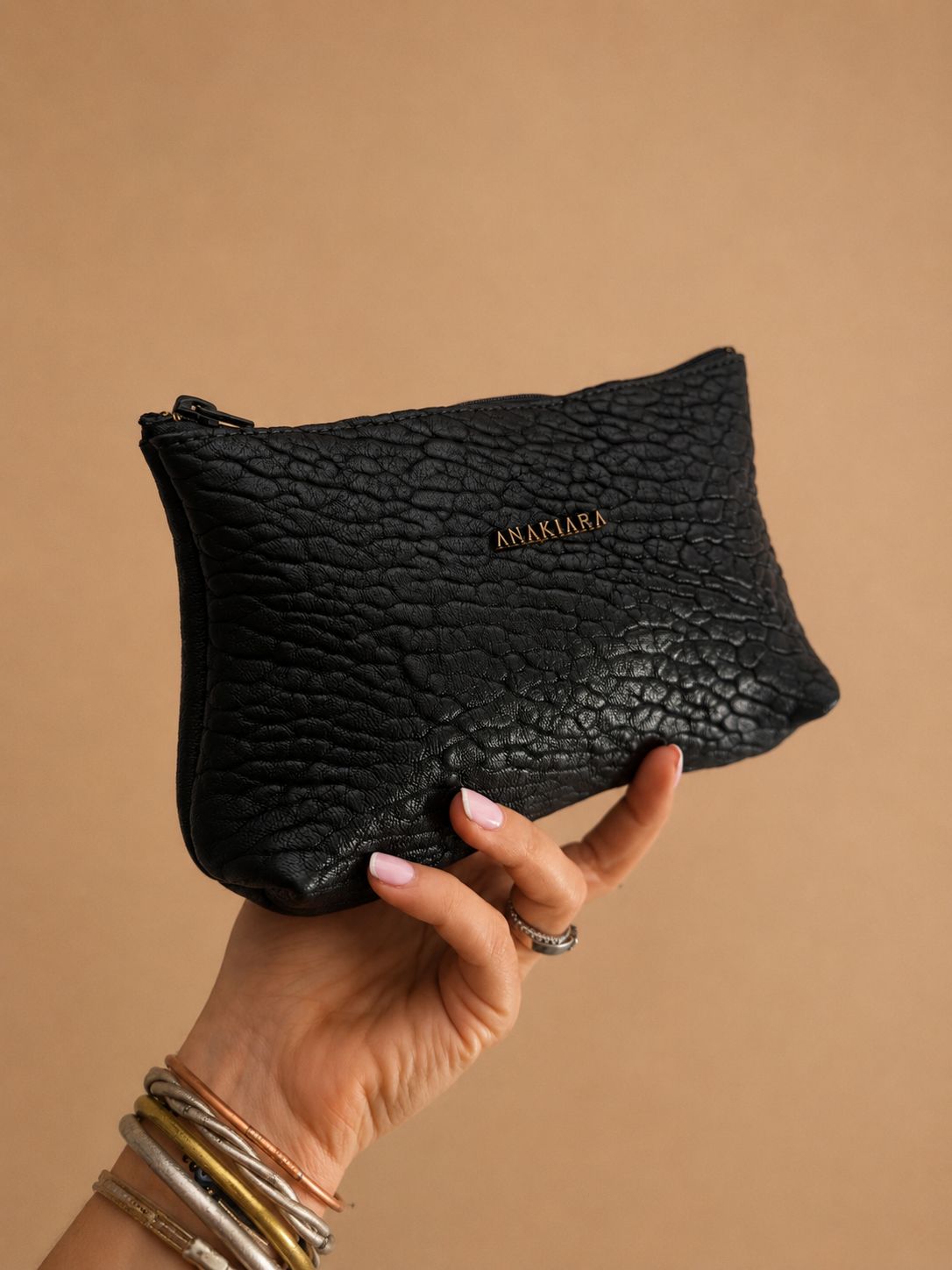 Lina bubble noir — portée à la main